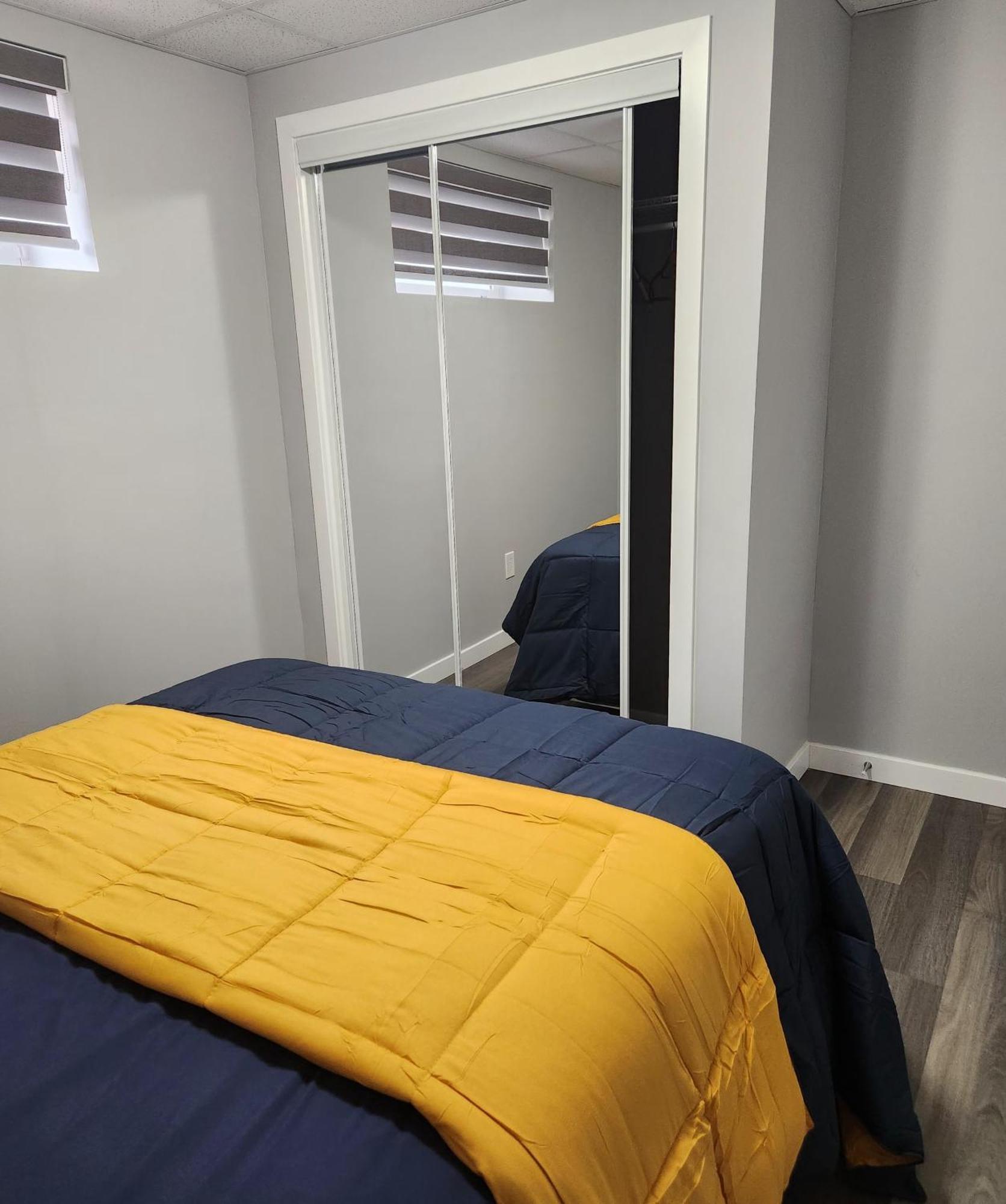Entire Basement Suite With Private Entrance Winnipeg Exterior foto